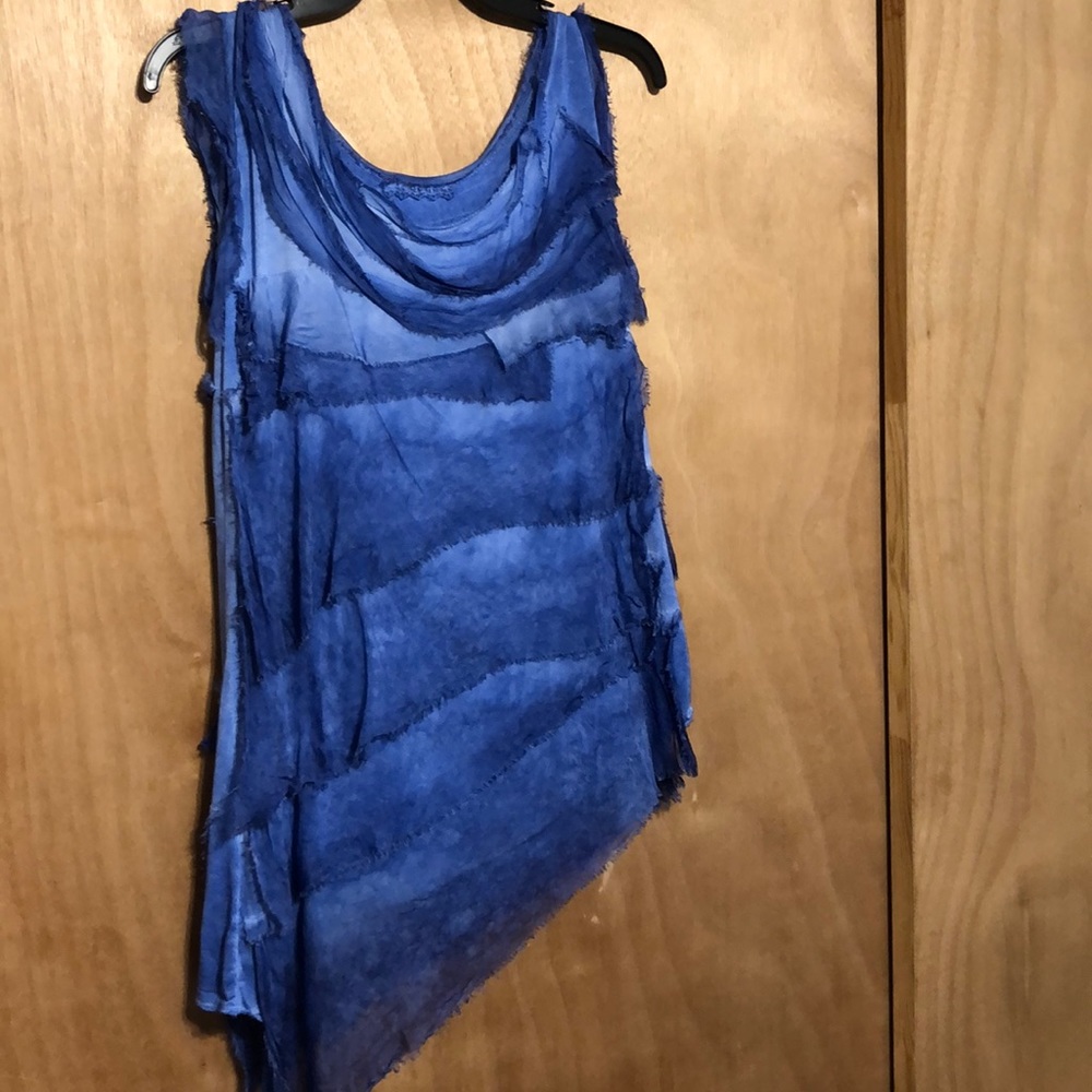 Asymmetrical tie die top